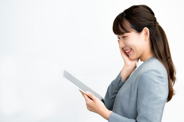 Fototapeta premium タブレットを持って検索する女性