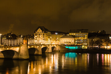 スイス　バーゼルのミットラレ橋とライン川沿いの夜景