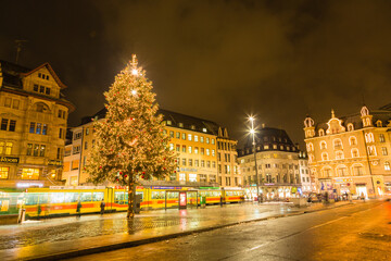 スイス　バーゼルの市庁舎前の広場の夜景とクリスマスのイルミネーション