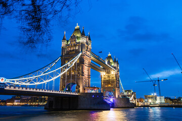 Fototapeta na wymiar ライトアップされたロンドンのタワーブリッジ 