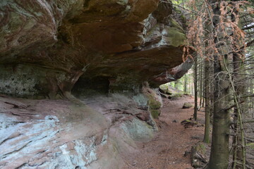 Rochers de grès sur un sentier de randonnée, Rochers du Heinschloss en Moselle, France