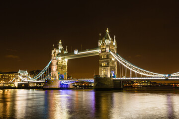イギリス　ライトアップされたロンドンのタワーブリッジ