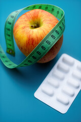 Apfel mit Maßband und Tabletten