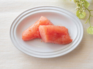 白いお皿に盛った1本の辛子明太子　生食用