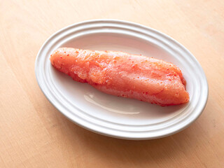 白いお皿に盛った1本の辛子明太子　生食用