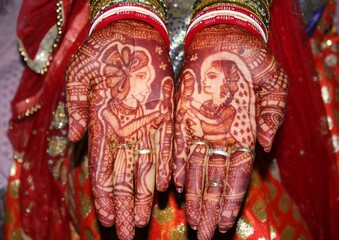 Fototapeta premium marriage, Indian traditional marriage system and a girl is showing palm. marriage couple show the (mehandi hand) mehndi tattoo.