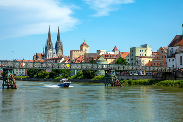 Fototapeta premium Deutschland, Bayern, Regensburg, Eiserner Steg mit Stadtpanorama