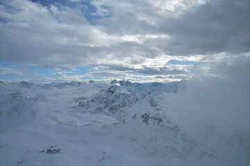 Fototapeta na wymiar Ein Sturm braut sich in den winterlichen Alpen bei Oberstdorf zusammen