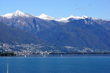 Lago Maggiore mit den Alpen im Hintergrund