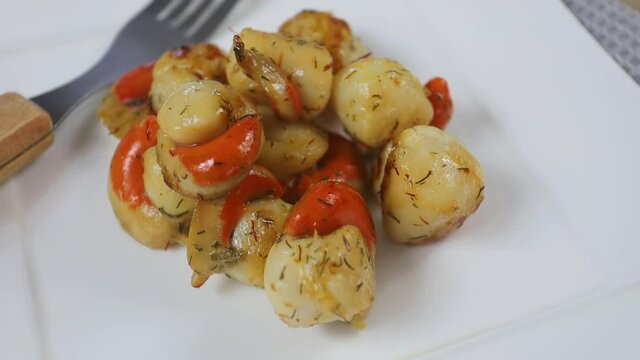tas de saint-jacques cuisin&eacute; au safran et aneth