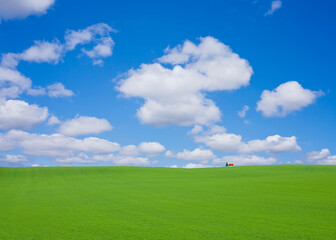 丘と赤い屋根の家
