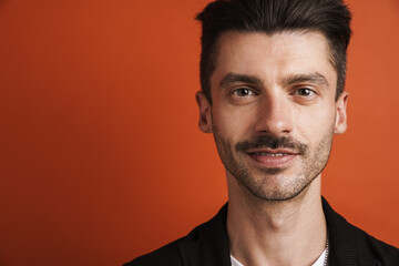 Obraz premium Photo of joyful handsome man smiling and looking at camera