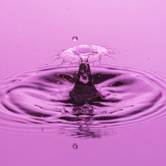 Baile de una gota de agua color púrpura