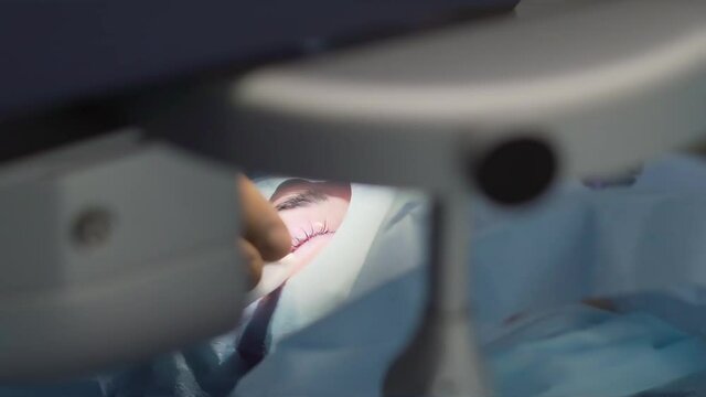 Laser vision correction. Remove the eye spacer for eye surgery. Laser vision correction. A patient in the operating room during ophthalmic surgery