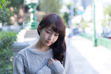 考える女性