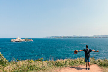 Obraz premium Man on a cliff