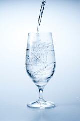 グラスの氷水