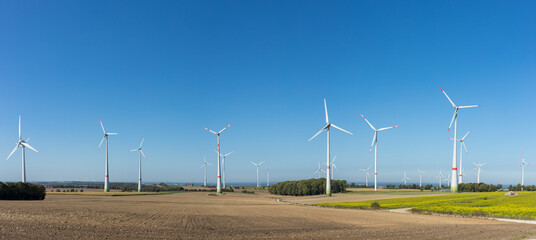 Panorama einer Landschaft mit Windrädern
