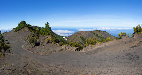 Malerischer Wanderweg auf der Insel El Hierro - Abzweigung mit Schildern zum Vulkan Tanganasoga,...