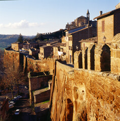 Orvieto, Terni. Umbria.. Case affacciate sulla ruoe di tufo.