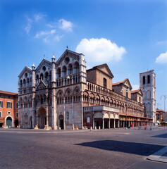 Fototapeta na wymiar Ferrara, Cattedrale di San Giorgio Martire con la Loggia dei Merciai e il campanile dell'Alberti in Piazza Trento e Trieste 