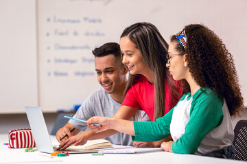 Grupo de alunos em sala de aula