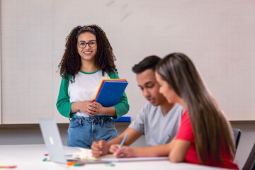 Grupo de alunos em sala de aula