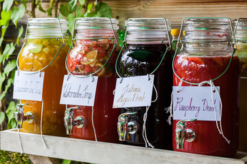verschiedene, aus Früchten selbstgemachte Limonaden, Sirup und Eistee.  Hausgemachte Getränke zur Erfrischung für eine Party zu Hause im Sommer