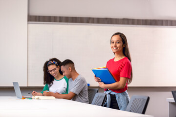 Grupo de alunos em sala de aula