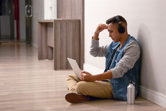 Jovem em aula online em seu laptop
