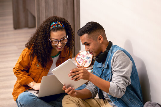 Colegas compartilhando conhecimentos