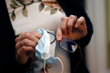 Essuyez vos lunettes avec un masque protecteur contre la Covid-19