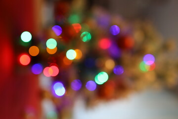 Die bunten und verschwommenen Lichter eines kleinen und weißen Weihnachtsbaumes stehend auf einem...