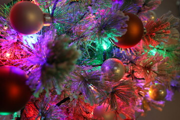 Wei&szlig;er Weihnachtsbaum aus der N&auml;he fotografiert.