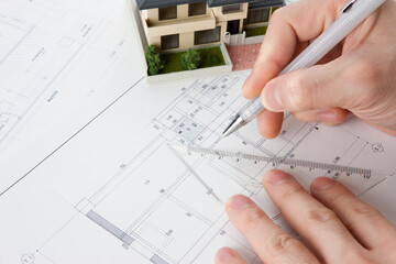 設計図を書く男性