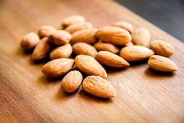 Obraz premium Almonds on a wooden cutting board