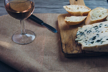 Queso Roquefort con trozos de pan sobre tabla de picar