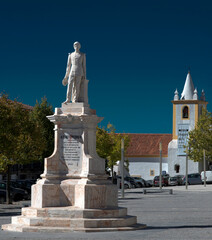 Fototapeta na wymiar Statue du roi Pedro V et église de Castelo de Vide, Portugal