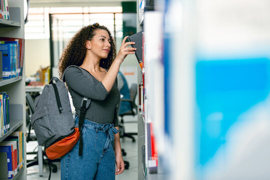 Universit&aacute;ria pesquisando na biblioteca e laborat&oacute;rios da universidade