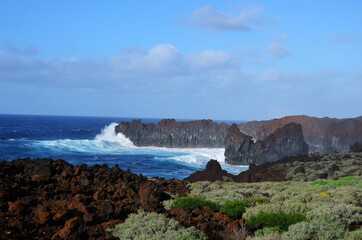 Paisajes volcanicos de la isla del Hierro en las Canarias, España, a orillas del oceano atlantico