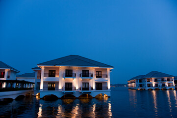 湖上リゾートホテルの夕景