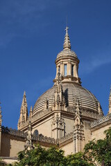 Cúpula de la Catedral de Segovia, Castilla, España bajo el cielo azul