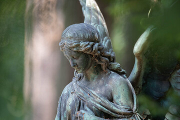 Fototapeta na wymiar romantische Engelsfigur auf einem Grab auf dem Melaten Friedhof,Köln,