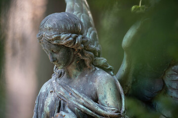 romantische Engelsfigur auf einem Grab auf dem Melaten Friedhof,Köln,