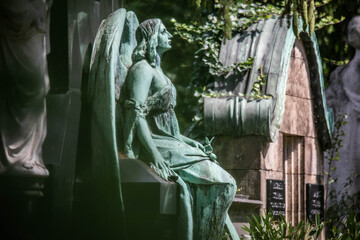 Engel, Grabmal auf einem Grab auf dem Melatenfriedhof, Köln