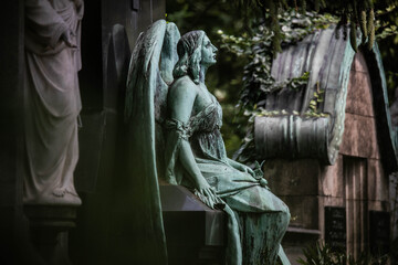 Fototapeta premium Engel, Grabmal auf einem Grab auf dem Melatenfriedhof, Köln