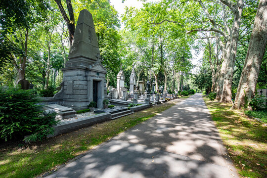 Gr&auml;ber mit Friedhofsfiguren, Engel, , auf dem Melatenfriedhof, K&ouml;ln