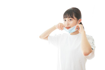 マスクをつけてランニングをする若い学生