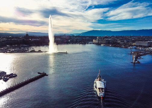 Vue a&eacute;rienne de la ville de Gen&egrave;ve et du Jet d'Eau prise par un drone en 4k. Vue du ciel du bateau de la CGN allant &agrave; Gen&egrave;ve, Suisse.