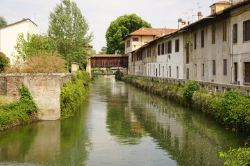 Fototapeta na wymiar Naviglio Martesana, canal near Milan